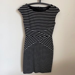 White House Black Market Sz 0 blk/wht sheath dress